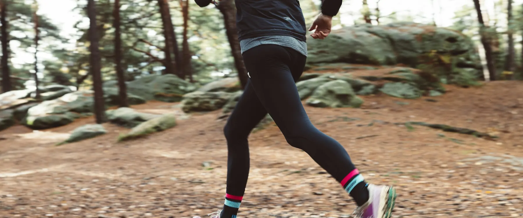 Course sur un sentier en forêt