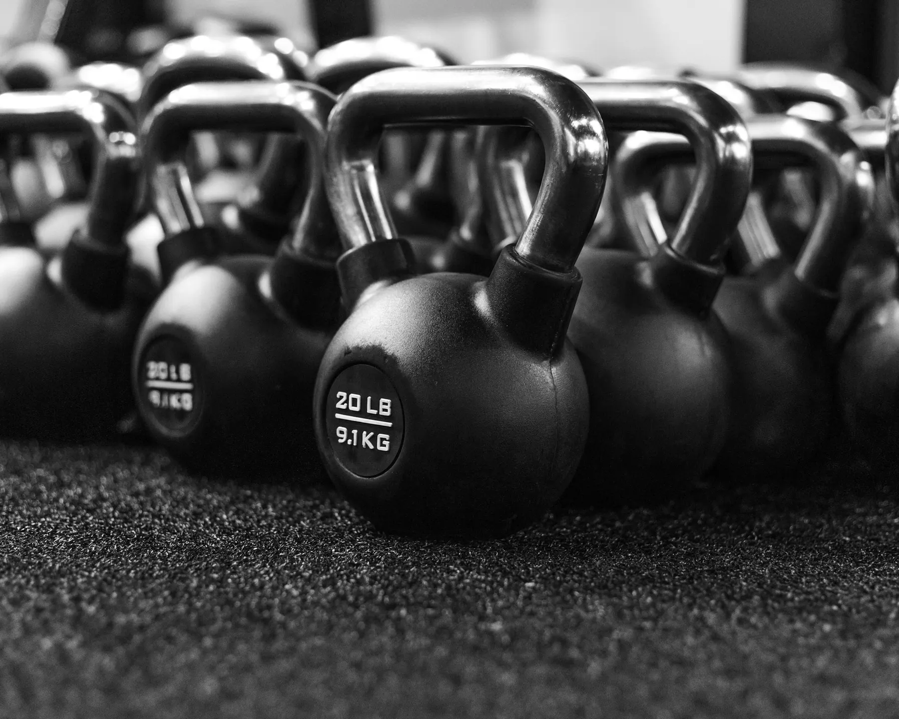 Kettlebells alignés sur le sol du studio